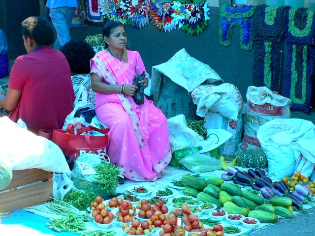 38- Vendeuse indienne au marche de Nadi 